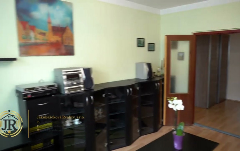 Jakubašeková Reality - Predaj 3 - izbového bytu s komplet občianskou vybavenosťou