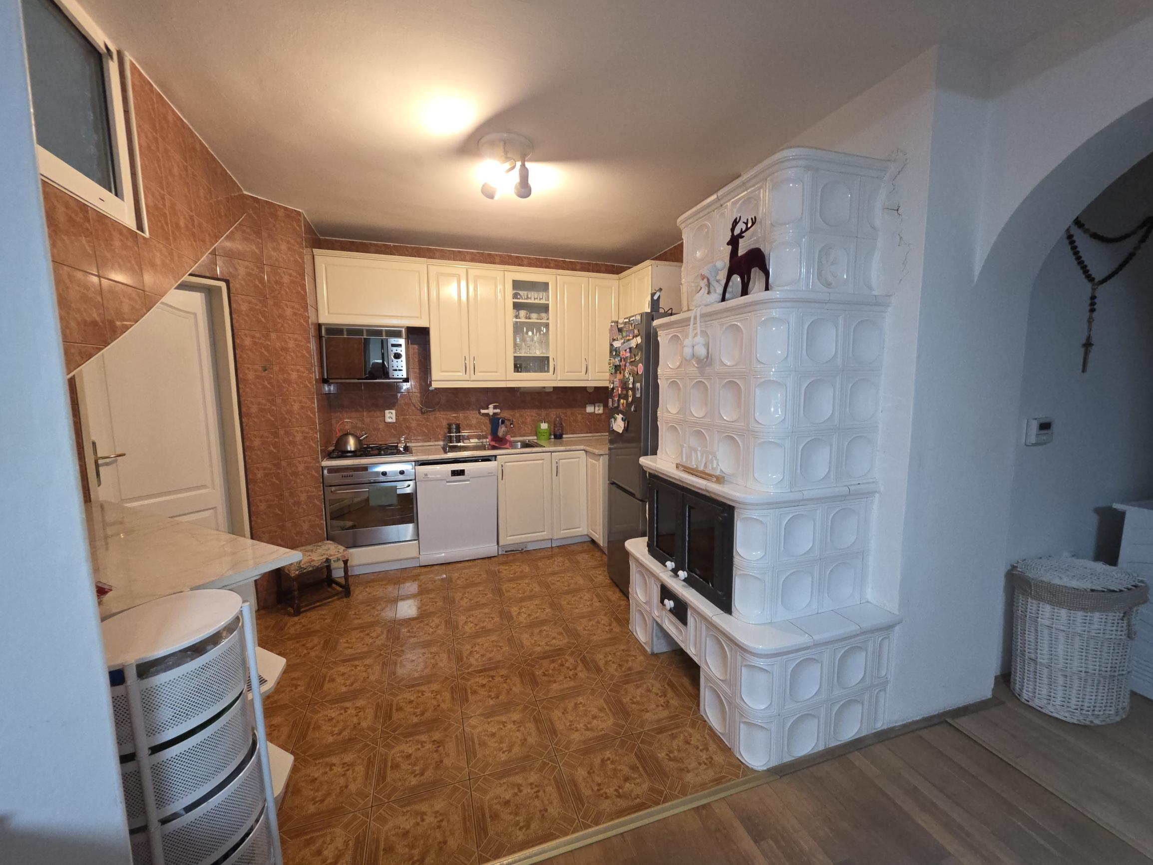 Prenájom priestranného 3 - izbového bytu v dome v centre Bardejova